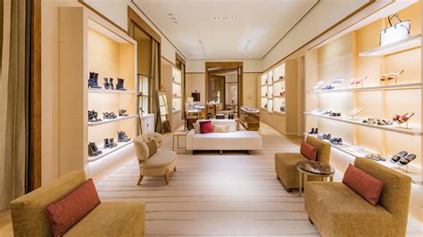 outlet louis vuitton dove si trova|buying louis vuitton in milan.